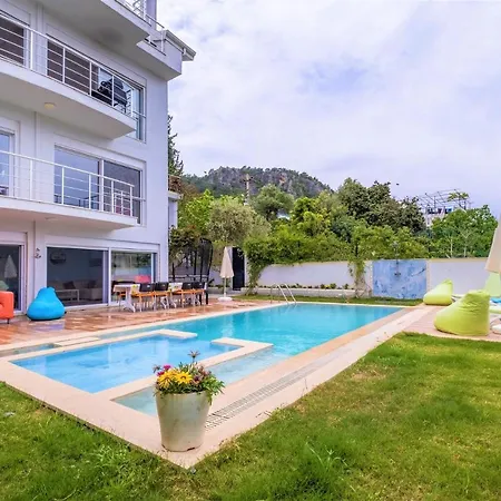 Maximus - Solo 4 Bedroom Sea View Private
