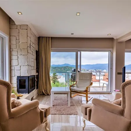 Maximus - Solo 4 Bedroom Sea View Private Holiday home