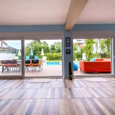 Maximus - Solo 4 Bedroom Sea View Private Holiday home *