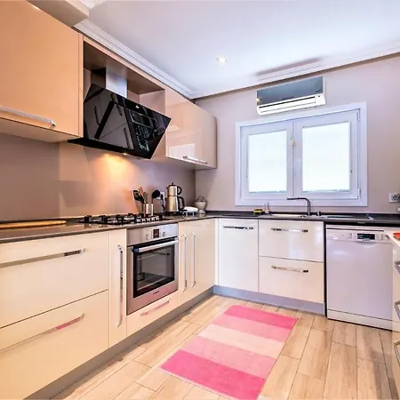 Maximus - Solo 4 Bedroom Sea View Private Holiday home