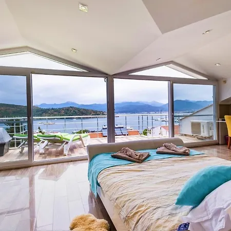 Maximus - Solo 4 Bedroom Sea View Private Holiday home