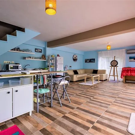 Maximus - Solo 4 Bedroom Sea View Private Holiday home *