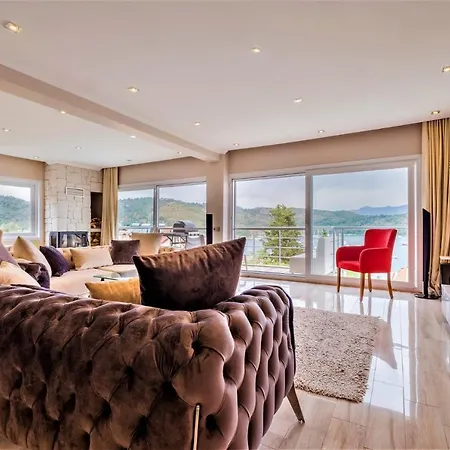 Maximus - Solo 4 Bedroom Sea View Private Holiday home *