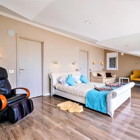 Maximus - Solo 4 Bedroom Sea View Private Holiday home *