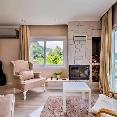 Maximus - Solo 4 Bedroom Sea View Private