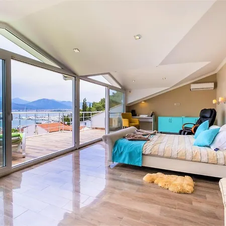Maximus - Solo 4 Bedroom Sea View Private